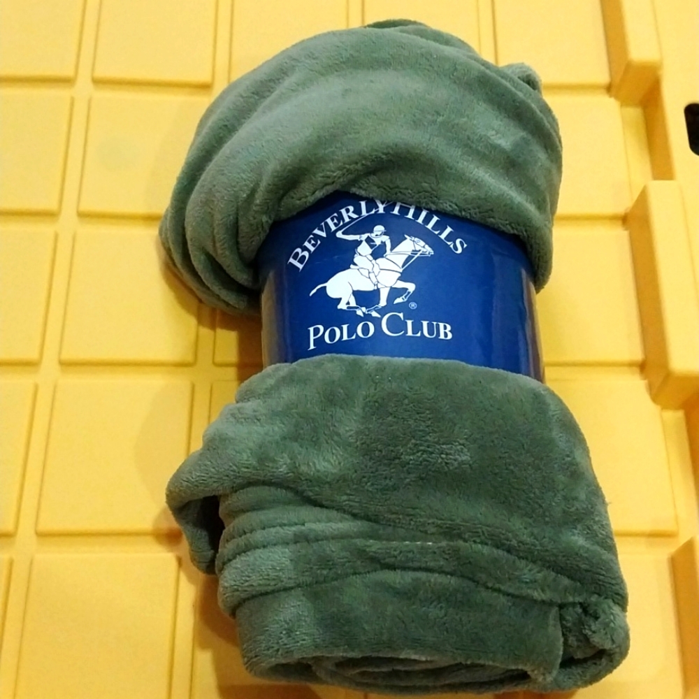 NWT BEVERLY HILLS POLO CLUB PLUSH THROW